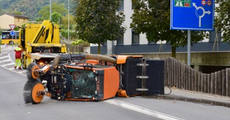 Spazzatrice stradale si ribalta: chiusa la cantonale
