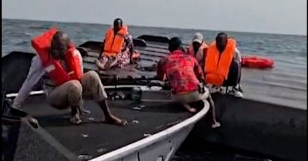 Traghetto si capovolge, almeno 44 morti