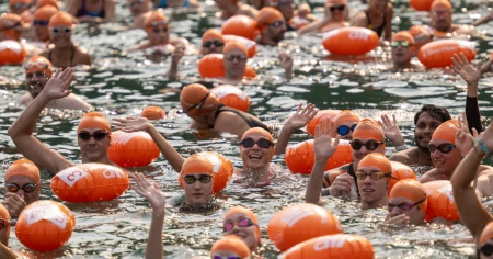 Traversata a nuoto per 850 partecipanti: «Il più anziano ha 81 anni»