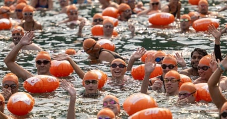 Traversata a nuoto per 850 partecipanti: «Il più anziano ha 81 anni»