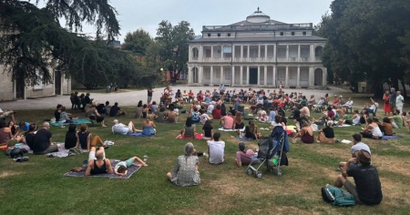 «Troviamoci per ricordare Guccini», e nel parco arriva una piccola folla