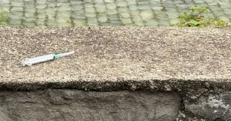 Una siringa sul muretto accende la preoccupazione