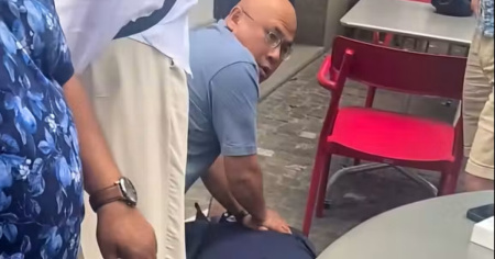 Uomo collassa in pieno centro città: un turista gli salva la vita