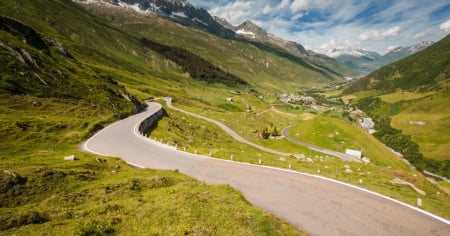 Perde il controllo della moto e cade sul Furka: morto un 52enne