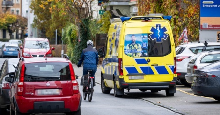 Urta una ciclista durante un sorpasso e la ferisce gravemente