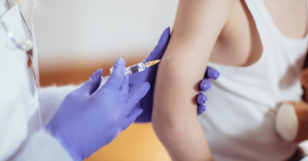Trump firma un ordine esecutivo che mette a rischio vaccini su bambini