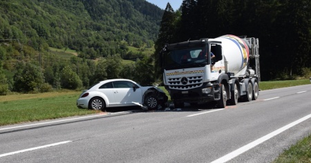 Scontro auto-camion, anziana ferita