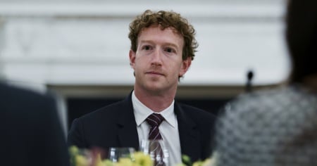 Il suo yacht non soccorre un'imbarcazione alla deriva: bufera su Mark Zuckerberg