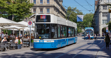 Urtato da un tram, viene sbalzato in aria e poi investito da un auto