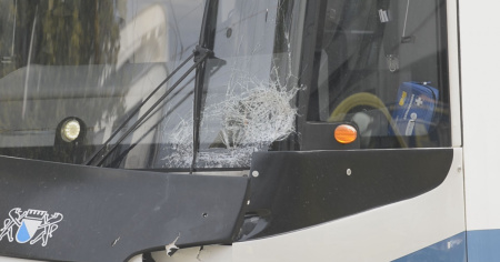Urtato da un tram, viene sbalzato in aria e poi investito da un auto