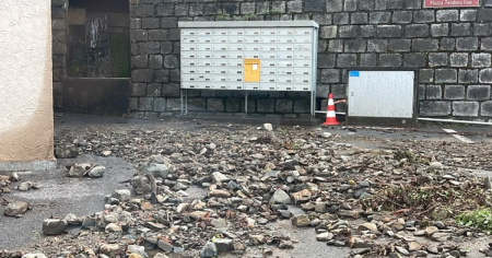Forte pioggia, il riale esonda a Caviano: detriti sulla strada