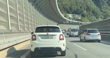 Alle 16 già tutti fermi sulla A2: la causa è un veicolo in avaria