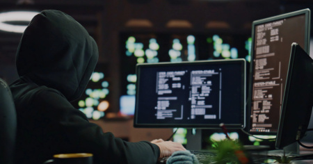 Ricattava aziende per milioni: hacker condannato a 13 anni e all'espulsione