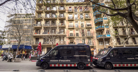 Da due anni vivevano con il suo cadavere sul letto