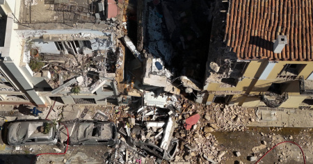 Prima l'esplosione, poi il crollo dell'edificio: sei persone disperse nel centro di Atene