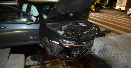 Auto finisce contro i blocchi di granito della piazza