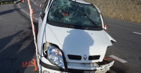 Prima lo schianto contro un muro, poi lo scontro con un'auto