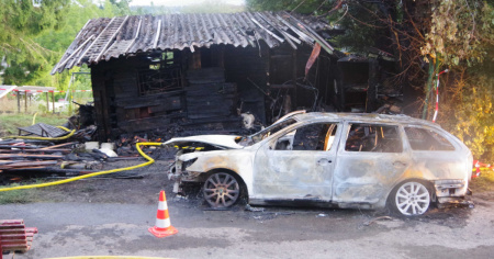 Prima rubano un'auto, poi le danno fuoco