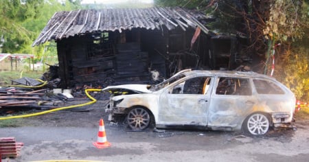 Prima rubano un'auto, poi le danno fuoco