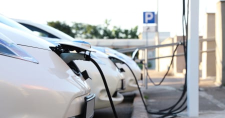 Benzina alle stelle, ma la Svizzera frena sulla svolta elettrica
