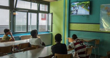 Ricongiungimento familiare: la burocrazia separa bambini e genitori per anni