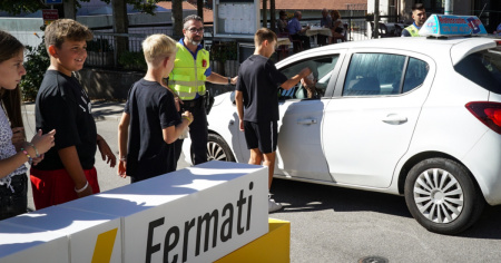 Iniziano le scuole, al volante «guarda, rallenta, fermati!»