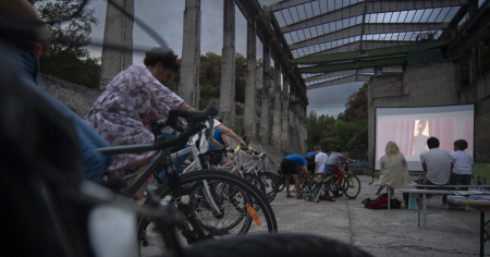 Bisogna pedalare: a Balerna dieci biciclette accendono lo schermo