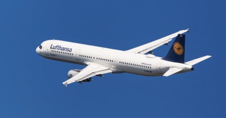 Emergenza in volo: aereo Lufthansa atterra a Manchester dopo odore sospetto a bordo