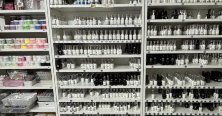 Botox e siringhe nel salone di bellezza, scatta il blitz