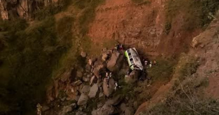 Terribile incidente in bus, almeno 24 morti. Si tratterebbe principalmente di bambini e adolescenti