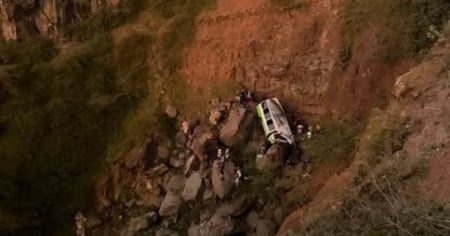 Terribile incidente in bus, almeno 24 morti. Si tratterebbe principalmente di bambini e adolescenti