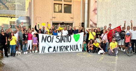 «Era la nostra seconda casa»: in 40 al sit-in per il California
