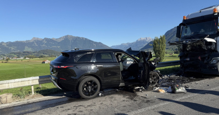 Auto contro camion, la vita di una donna è in pericolo