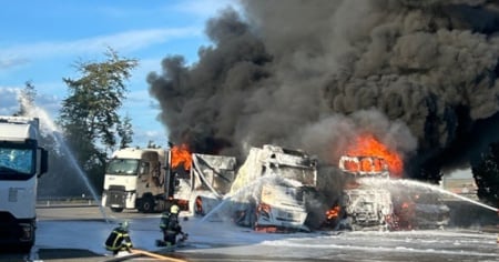 Camion prende fuoco in un'area di servizio: ferito un 55enne