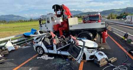 Camion travolge un'auto sull'A4: grave una 25enne