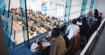 Caso Zali, in Parlamento è subito scontro