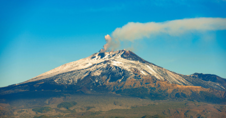 Etna, stop ai voli a Catania fino alle 12 di domani