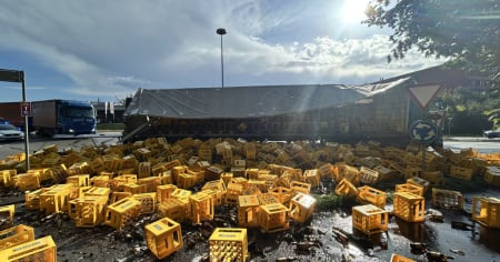 Centinaia di bottiglie di birra finiscono in strada