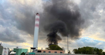 Centro di smaltimento rifiuti in fiamme