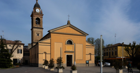 Un club per scambisti proprio davanti alla chiesa