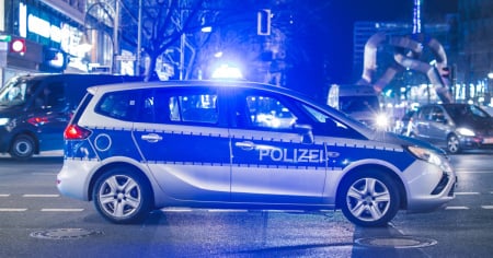 Svastiche sull'altare di una chiesa e una statua di Gesù in fiamme