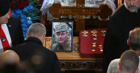 Belgrado saluta Mladić: presenti almeno 8mila persone