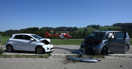 Collisione tra tre auto: grave un passeggero 46enne