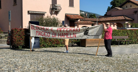 Con lo striscione contro Blocher: "Il pifferaio magico di Hameln"