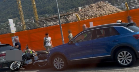 Cornaredo, moto resta schiacciata tra due auto
