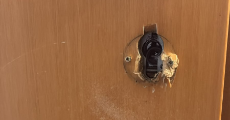 Davanti alla porta due ragazzine, avevano già svaligiato un'abitazione