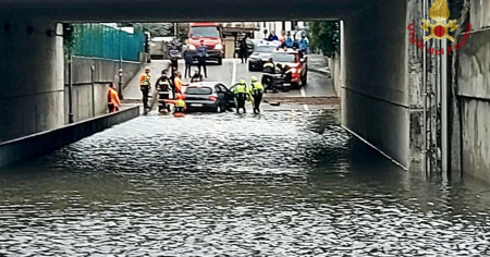 Auto intrappolata nel sottopasso allagato: muore una donna