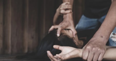 Medico tenta di strangolare una donna. E si giustifica: «Ero completamente ubriaco»