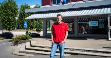 Dopo il «brutale licenziamento» in centinaia chiedono il suo reintegro