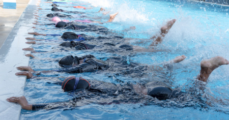 Dopo il velo, ora si discute di topless a lezione di nuoto